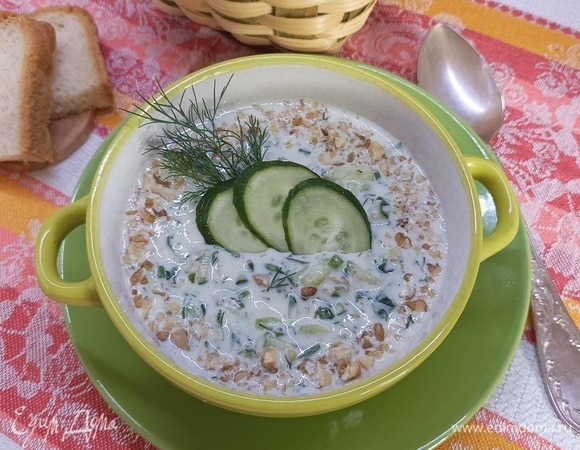 Залейте йогуртом или кефиром, перемешайте и подавайте. Всем солнечного и «вкусного» лета!