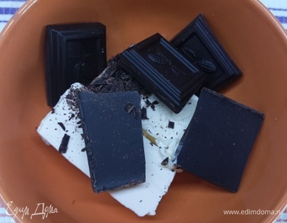 Измельчите печенье. Сливочное масло соедините с шоколадом и растопите на водяной бане или в микроволновке.