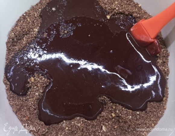 Перемешайте шоколадно-сливочную массу с печеньем до однородности. Выложите массу в форму, руками сформируйте бортики, утрамбуйте массу ложкой или стаканом. Уберите форму с основой в холодильник.