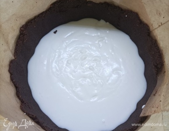 Желатин залейте молоком и оставьте набухать. Сливки, сахарную пудру и творожный сыр перемешайте в чаше и взбейте. Распустите желатин, не перегревайте его, добавьте в сливочную смесь, перемешайте миксером и вылейте смесь в подготовленную форму. Снова уберите в холодильник, пока сливочный слой не затвердеет.