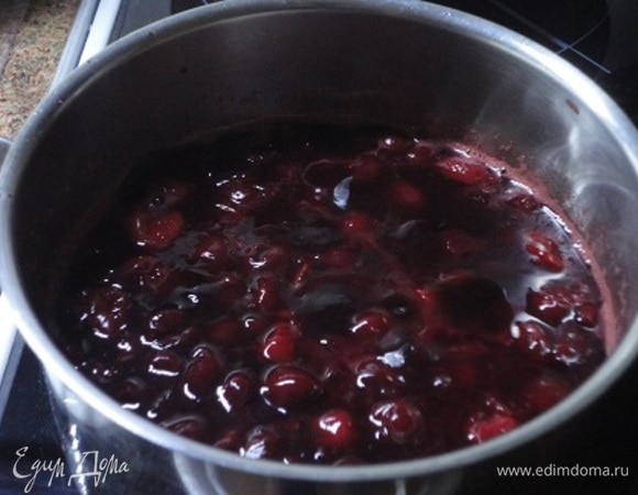 Вишню разморозьте, слейте 50 мл образовавшегося сока и смешайте его с агар-агаром. Ягоду смешайте с сахаром, выложите в сотейник. Осторожно помешивая, доведите до кипения. Добавьте сок с агаром, варите 2–3 минуты. Снимите сотейник с огня.