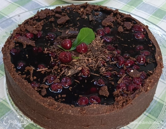 Дайте ягодам полностью остыть и выложите их на сливочный слой. Уберите форму в холодильник до полной стабилизации. Готовый чизкейк украсьте шоколадом и подавайте.