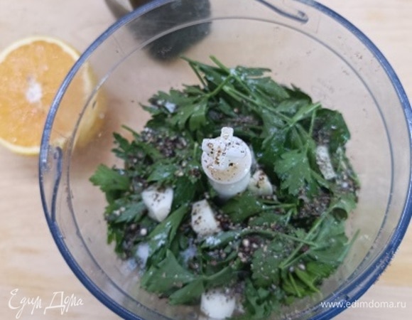 Грецкие орехи подсушить, добавить все остальные ингредиенты и пюрировать.