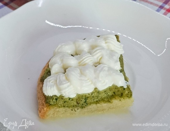 Можно теперь подавать вот так. Сверху просто творожный сыр. Потому что он был у меня в холодильнике на этот момент. Почему бы так не подать? Можно даже на стол гостям в качестве закуски. Я же готовила эти бутерброды просто на завтрак.