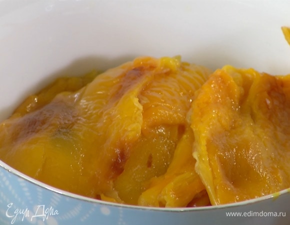 Сладкий перец запечь в разогретой духовке до готовности, затем освободить от семян и плодоножки.