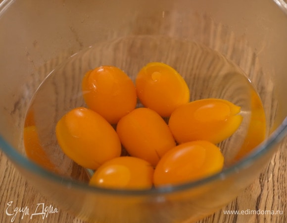 Помидоры надрезать крестиком, залить кипятком и дать постоять пару минут, затем кожицу очистить, лишнюю жидкость с семенами удалить.