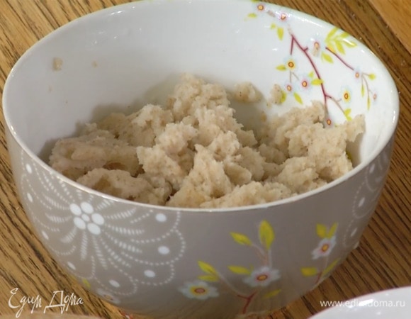 Хлеб, срезав корки, нарвать на небольшие кусочки, залить небольшим количеством воды и дать постоять.