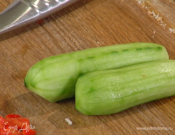 Огурцы очистить от кожуры и крупно порезать.
