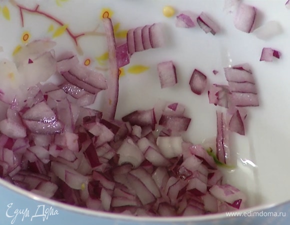 Красный лук почистить, мелко порубить и залить уксусом.