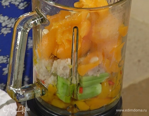 В чашу блендера выложить запеченный сладкий перец, огурцы, перец чили, сельдерей, хлеб, чеснок, посолить, влить 3–4 ст. ложки оливкового масла и взбить все в гладкую массу.