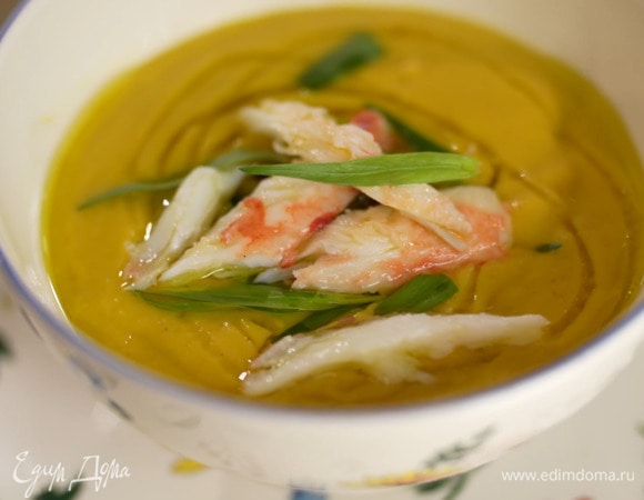 Суп разлить по тарелкам, в каждую добавить немного красного лука, кусочек краба и листья тархуна. Сбрызнуть все оливковым маслом.