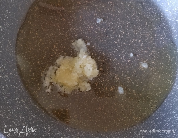 Воду для пасты поставить закипать. Томаты нарезать кубиком. В это же время три зубчика чеснока выдавить через пресс и добавить к разогретому на сковороде оливковому маслу. Готовим 2 минуты на среднем огне.