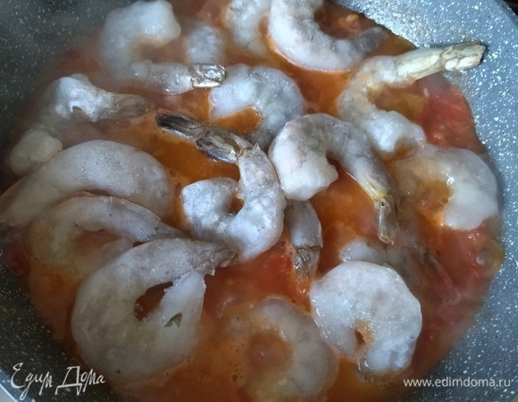 Солим, перчим, можно добавить щепотку сахара для балланса кислоты. Добавляем замороженные очищенные креветки. Тушим все на сильном огне, буквально по две минуты с каждой стороны. Чем сочнее томаты, тем более жидким будет соус, но пусть вас это не пугает, орзо потом все впитает.