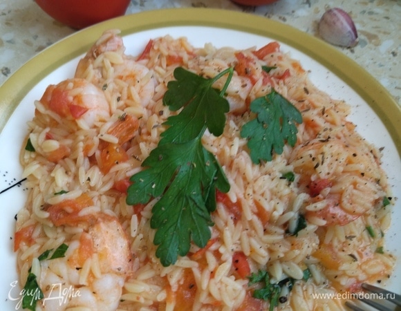 Орзо альденте сливаем и перекладываем к креветкам, все перемешиваем. На этом шаге можно еще добавить оливки и любимую зелень. У меня это петрушка.