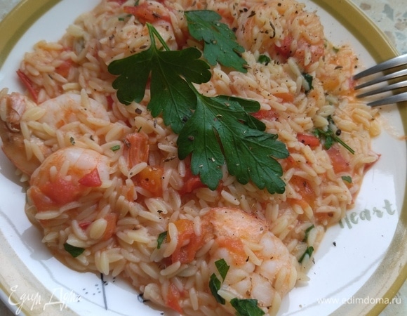 Можно сразу подавать к столу или дать немного настояться, чтобы томатный соус и креветки пропитали пасту и вкус стал еще более насыщенным. Приятного аппетита! 😌