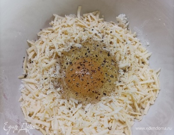 Для клецек сливочное масло натереть на терке в муку и перетереть руками в крошку. Добавить тертый сыр, яйцо, соль и перец. Замесить тесто и отправить в холодильник на 1 час.