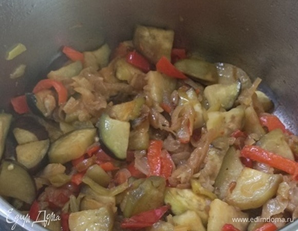 Овощи почистить и нарезать кусочками. В кастрюле с толстым дном разогреть растительное масло и обжарить овощи 2–3 минуты.