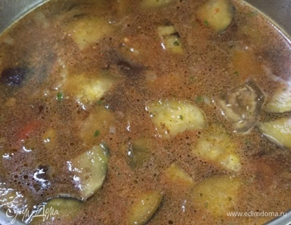 Приправить карри, паприкой, влить бульон и проварить все 3 минуты.