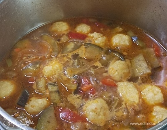 Из теста формировать мокрыми руками ширики величиной с фундук (в процессе варки они увеличатся) и отправлять их в кипящий бульон. Варить на слабом огне 10 минут. Приправить суп перцем, солью и душицей (орегано).