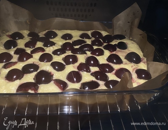 Яйца с сахаром взбить миксером добела. Добавить масло и творог. Продолжить взбивать. Добавить соль, ванилин, просеянную муку, разрыхлитель. Перемешать все силиконовой лопаткой. Тесто получается довольно густое.