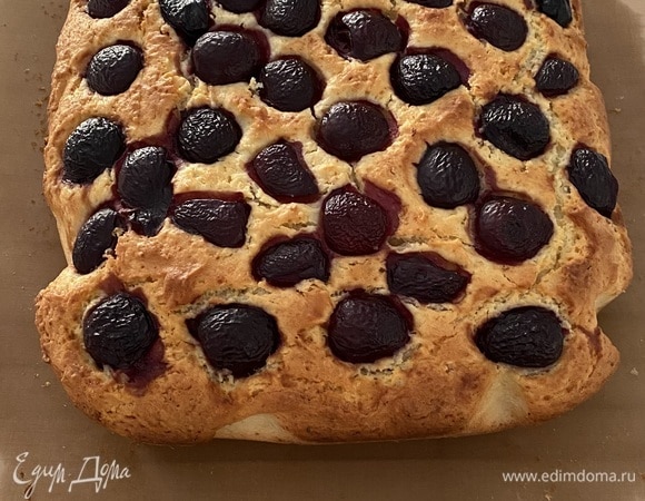 В форму 40 x 25 см выложить пекарскую бумагу. Перелить тесто. Черешню/вишню/клубнику — выбирайте любую ягоду по своему вкусу. У меня черешня. Очистить от косточек, положить сверху на тесто. Выпекать в заранее разогретой до 170°C духовке в режиме «верх-низ» без конвекции 45–50 минут.