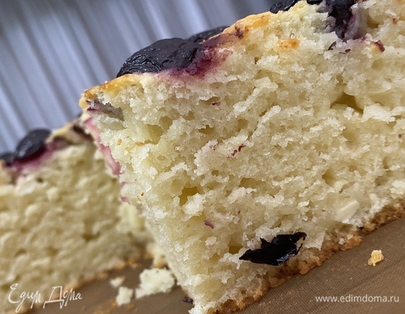 Готовность проверяем шпажкой. Готовый пирог выложить на решетку. Дождаться полного остывания. В жару хранить в холодильнике.