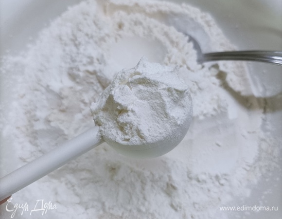 Включите духовку на 180°C. Смешайте муку с крахмалом (30 г, или 2 ст. л. с горкой), разрыхлителем и ванилином мятным (или ванильным сахаром).