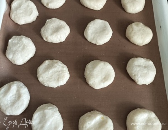 Соедините сухие и жидкие ингредиенты. Получается очень мягкое тесто, но муку не добавляйте. Можете поместить в холодильник на 30 минут, но можно и сразу мокрыми руками сформировать шарики с грецкий орех, выложить на противень и слегка прижать. Выпекать 15–20 минут при 180°C. Ориентируйтесь по своей духовке.