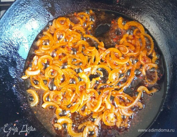 Репчатый лук нарезаем полукольцами и обжариваем на растительном масле до золотистого цвета. Добавляем паприку. Обжариваем еще 1 минуту. Оставляем остывать.