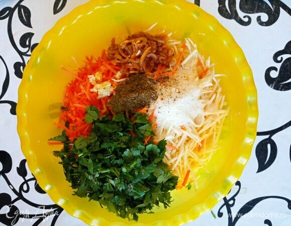 Корень сельдерея и морковь натираем на терке для корейской моркови. Отправляем в миску. Мелко шинкуем петрушку. В миску перекладываем остывший лук вместе с маслом, выдавливаем через пресс чеснок, добавляем все специи и сахар и перемешиваем. Добавляем рисовый уксус и кунжутное масло. Пробуем. При необходимости добавляем уксус или сахар. Вкус должен быть сладковатый с пикантностью от уксуса и перца.