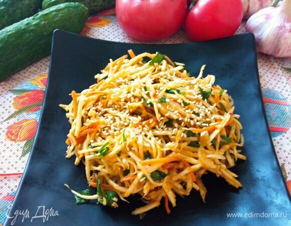 Подаем салат, украсив семенами кунжута или зеленым луком. Приятного аппетита!