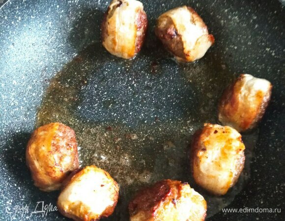 Обжариваем биточки в растительном масле со всех сторон минут 10–15 до румяной корочки. Не забудьте про бока, бекон должен быть немного хрустящим.
