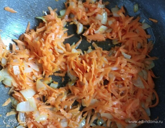 Мелко шинкуем лук и натираем морковь на крупной терке. Можно морковь мелко нарезать — как вам больше нравится. Обжариваем лук минуты 2–3, добавляем морковь. Обжариваем еще пару минут.