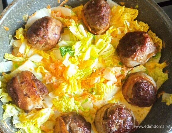 Выкладываем капусту в сковороду с биточками, добавляем сливки. Тушим на медленном огне минут 10 до готовности биточков.