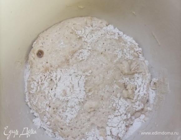 Половину муки смешайте с сухими быстродействующими дрожжами (1 ст. л. мерная), сахаром и молоком. Оставьте для подъема.