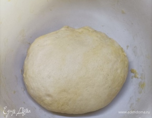 Всыпьте оставшуюся муку, соль, добавьте масло и замесите тесто. Накройте пищевой пленкой и оставьте в тепле на 1 час.