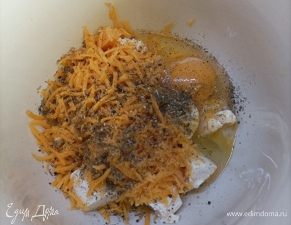 Для начинки смешайте творожный сыр с натертым твердым сыром (у меня чеддер), яйцами, травами и перцем. У меня творожный сыр был соленый. Поэтому я не солила.