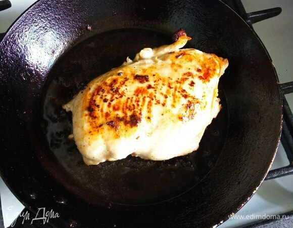 Куриную грудку промываем, обсушиваем, солим, перчим и обжариваем на растительном масле до готовности и румяной корочки минут 20. Остужаем и режем соломкой.