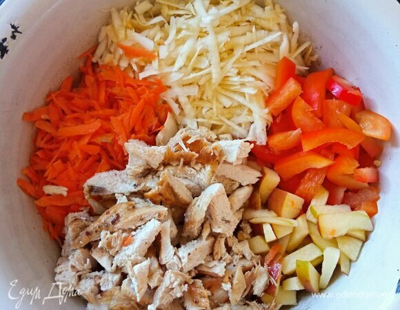 Сельдерей и морковь трем на крупной терке, перец и яблоки режем соломкой. Яблоко сбрызгиваем лимонным соком, чтобы не потемнело. Смешиваем в миске все ингредиенты, заправляем майонезом и горчицей. Если вам мало соли, можно досолить. Мне достаточно соли от курицы и майонеза.