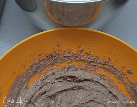 Взбиваем белки с сахаром до крепких пиков. Я взбивала планетарным миксером минут 5. Остальные ингредиенты — рикотту, желтки, крахмал, какао, корицу, соль, ванилин — хорошенько взбиваем в другой емкости.