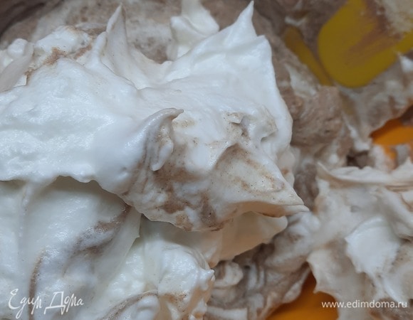 Аккуратно вводим белки в массу с рикоттой. Я делала это силиконовой лопаткой.
