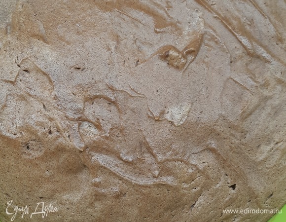 Выпекаем 30–35 минут при температуре 180°C. Смотрите по готовности: как только от поверхности палец отпружинивает, можно вынимать.