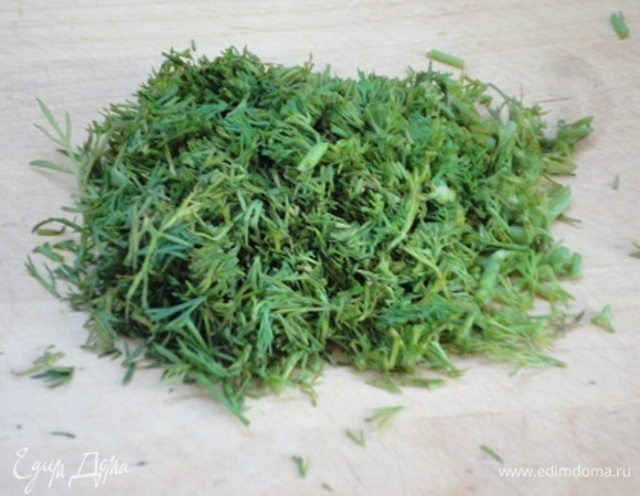 Укроп и листья петрушки нарезать и добавить к яйцам с чесноком. Посолить, поперчить и залить йогуртом или простоквашей.