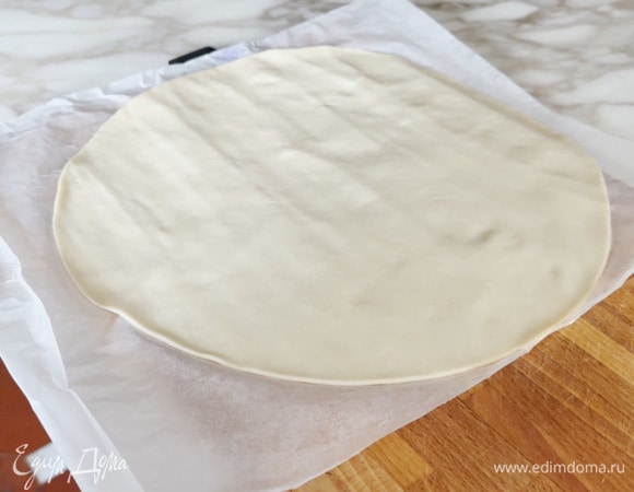 Тесто предварительно разморозить.