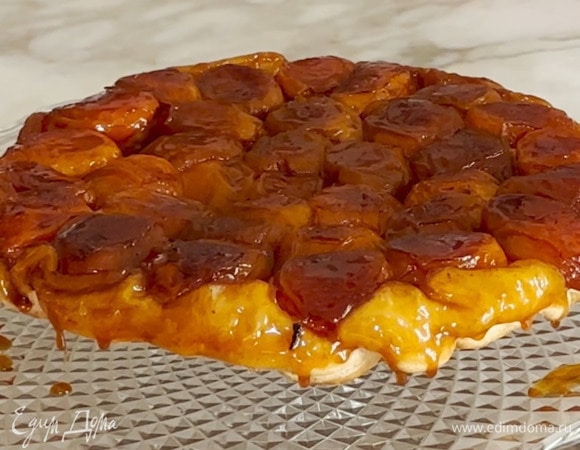 Выпекать в разогретой духовке 30 минут, готовый пирог перевернуть на тарелку.