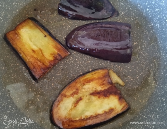 Разогреть масло, обжарить ломтики на сковороде, закрыв крышкой, по 5–7 минут с каждой стороны.