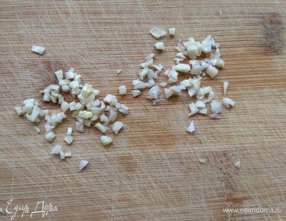 Два зубчика чеснока мелко нарубить.