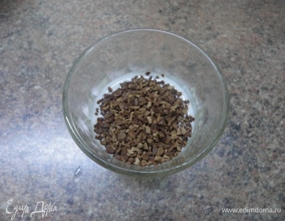 Заранее достаньте сливочное масло из холодильника, чтобы оно размягчилось. В кефир добавьте хороший растворимый кофе, перемешайте и оставьте. Нужно время, чтобы кофе растворился в кефире. Этот процесс более медленный, чем с водой. Включаем духовку на 170°C. Дно формы диаметром 18–20 см застилаем пергаметом, бока смазываем сливочным маслом.