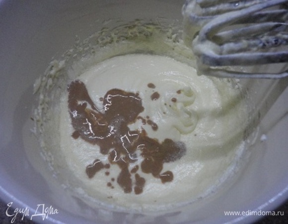 В яично-масляную массу добавляем кефир с растворившимся кофе. Перемешиваем.
