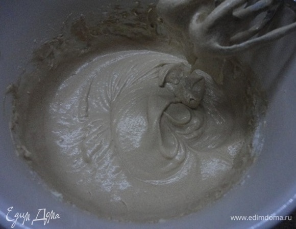 Подсеиваем муку, вновь перемешиваем. Пищевую соду смешиваем с яблочным уксусом (или столовым 9%, или лимонным соком) и вливаем в тесто. Тесто выливаем в подготовленную форму и выпекаем 40–45 минут.